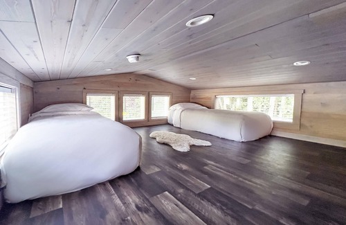 Arden Ski Chalet | River View Cabin with Hot Tub