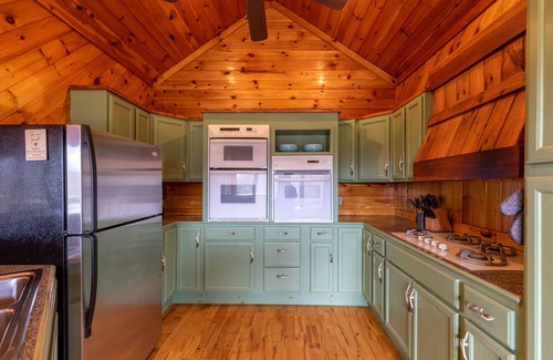 Boone Cabin | River View Retreat - 2 Bedroom on 2.3 acres. Hot Tub, Great Views, Creek access,Near New River