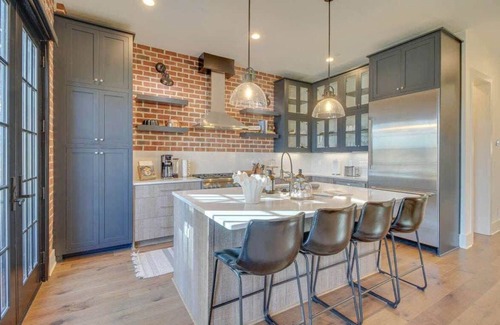 Hitch Village - Fred Wessels Homes House | River Views, Historic Central Neighborhood, Luxury Townhome