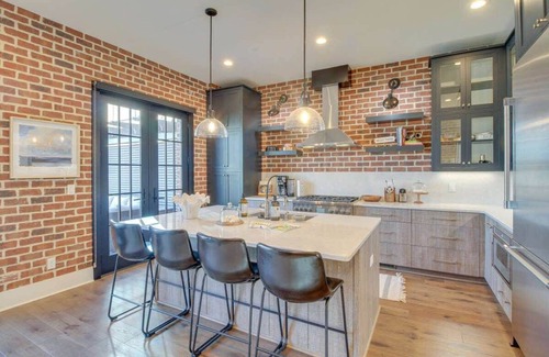 Hitch Village - Fred Wessels Homes House | River Views, Historic Central Neighborhood, Luxury Townhome