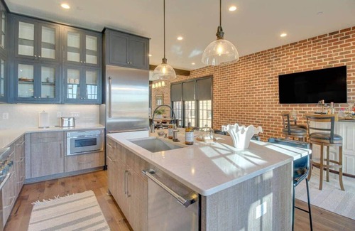 Hitch Village - Fred Wessels Homes House | River Views, Historic Central Neighborhood, Luxury Townhome