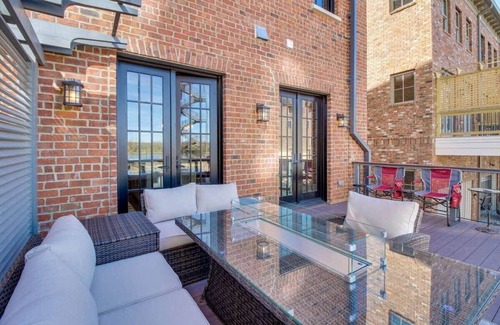 Hitch Village - Fred Wessels Homes House | River Views, Historic Central Neighborhood, Luxury Townhome