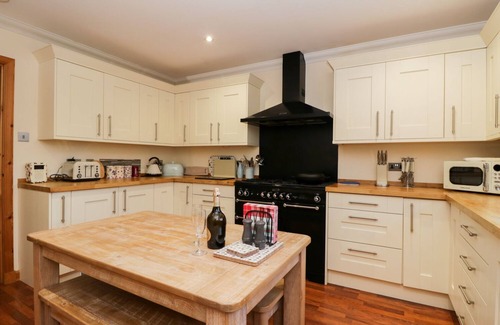 Roybridge Cottage | RIVERBANK HOUSE, family friendly, with hot tub in Roy Bridge