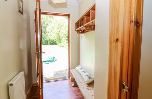 Roybridge Cottage | RIVERBANK HOUSE, family friendly, with hot tub in Roy Bridge