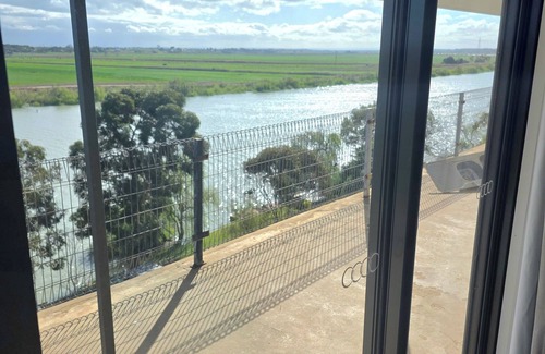 Seymour House | Riverbed Rise - Ideal for Families & Race Fans