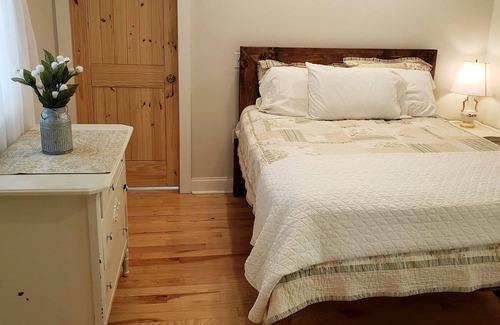 Tannersville House | RiverBerry - Mountain Cottage on Riverfront - Secluded Comfort - Pets Stay Free!