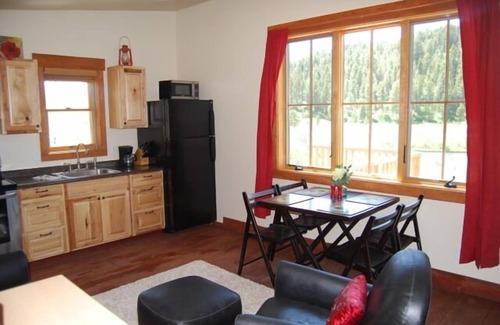 West Yellowstone Cabin | Riverfront Cabin on the Madison! 35 minutes to Yellowstone Nat'l Park!