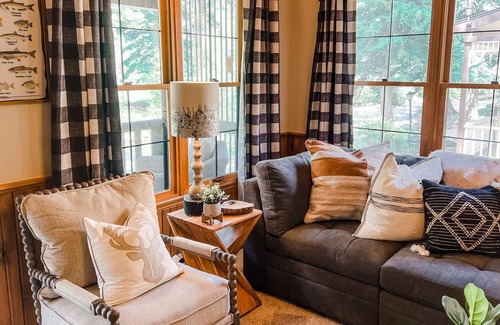 Estes Park Cottage | Riverfront Cottage with Spectacular Views near RMNP Entrance