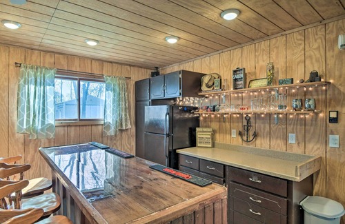Dixon Cabin | Riverfront Dixon, Illinois, Vacation Rental!