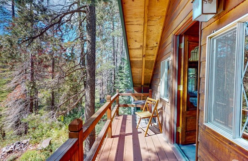 Pla-Vada Woodlands House | Riverfront dog-friendly retreat with a rustic flair & wood stove, near skiing