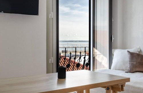 Santo Estevao Apartment | Riverfront Elegance 41br Spacious Retreat
