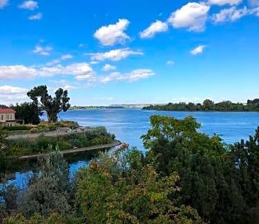 South Richland Hotel | Riverfront Hotel; SureStay Collection by Best Western