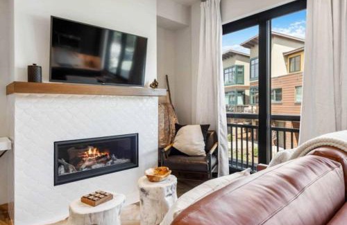 Avon Apartment | Riverfront Lodge 109 by East West Hospitality