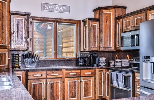 Day House | Riverfront Luxury with 5 bedrooms & Private Pool! 35 Minutes to Granite Peak!