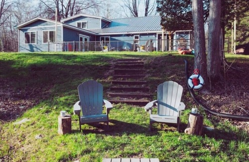 Free Soil House | RIVERfront Pickleball-Pets-patio- Basketball-kayak