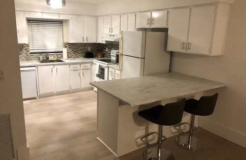 Sailboat Bend Apartment | Riverfront Retreat:2BR+Soak tub