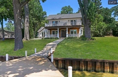 McHenry House | Riverfront Retreat on the Fox River