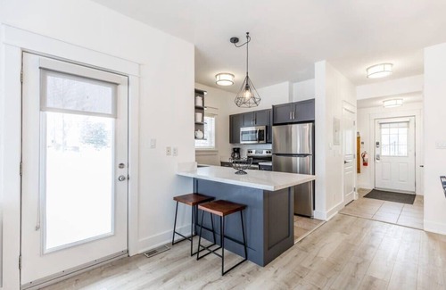 The Blue Mountains House | Rivergrass Oasis: Steps to Blue Mountain Village!