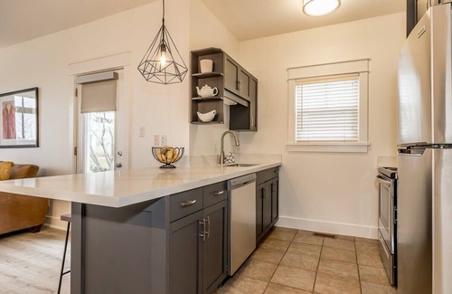 The Blue Mountains House | Rivergrass Oasis: Steps to Blue Mountain Village!