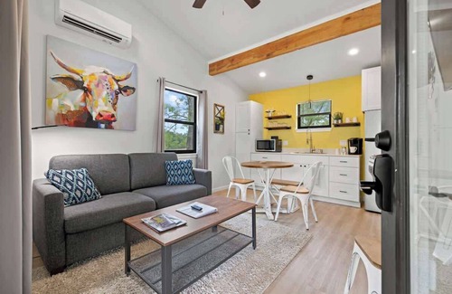 Fredericksburg House | Rivers Edge Cottages -Sleeps 36-Walk to the River!