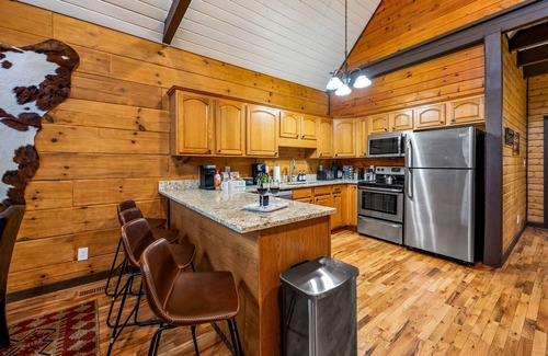 Sevierville Cabin | Riverside Bliss - 9min to Dollywood + Riverfront! + Tubes/Kayaks/SUP + Game Room