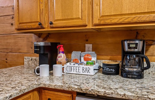 Sevierville Cabin | Riverside Bliss - 9min to Dollywood + Riverfront! + Tubes/Kayaks/SUP + Game Room