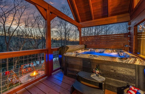 Sevierville Cabin | Riverside Bliss - 9min to Dollywood + Riverfront! + Tubes/Kayaks/SUP + Game Room