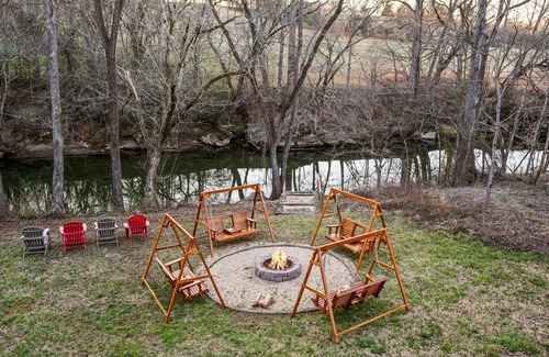 Sevierville Cabin | Riverside Bliss - 9min to Dollywood + Riverfront! + Tubes/Kayaks/SUP + Game Room