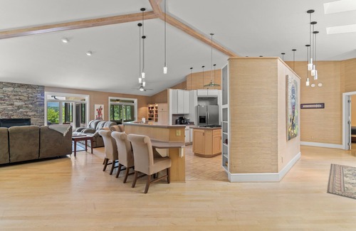 Woodstock Cabin | Riverside Heaven: Family/Romance, Hot Tub, Views
