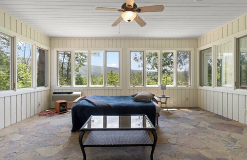 Woodstock Cabin | Riverside Heaven: Family/Romance, Hot Tub, Views