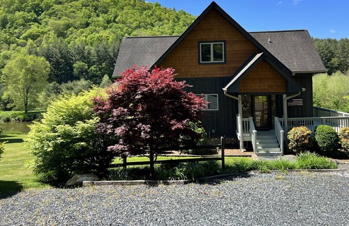 Laurel Springs Cabin | RIVERSIDE REFLECTIONS -Easy River Access, Fire Pit, WiFi & Covered Porch!