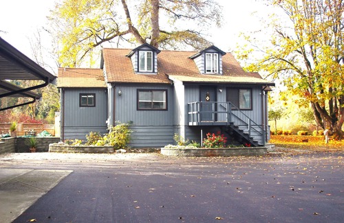 Regional District of Nanaimo House | Riverside Resort - House on the River (4 Bed 3 Bath Character House)