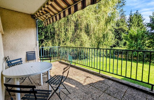 Haironville Cottage | Riverside Retreat: Heated Pool, Tennis, 5 Bedrooms, Private Parking