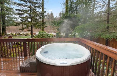 Mount Hood Village House | Riverside Retreat