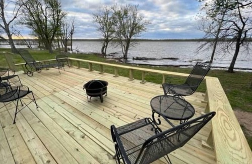 Pontoosuc House | Riverside Waterfront on the Mississippi River