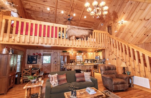Suches Cabin | Riversong -3 BR Log Cabin on Toccoa River -Hot Tub, Firepit, Wood Fireplace