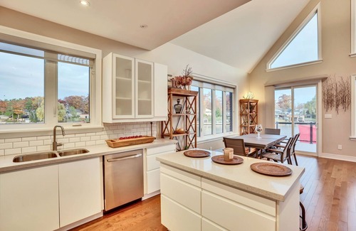 Wasaga Beach Cottage | Riverview home. 2 minute walk to the beach in the heart of Wasaga.
