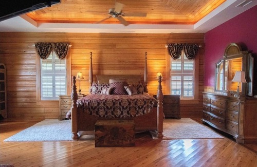 Astor Cabin | Riverview- Log Cabin- Special pricing October/November BOOK NOW!
