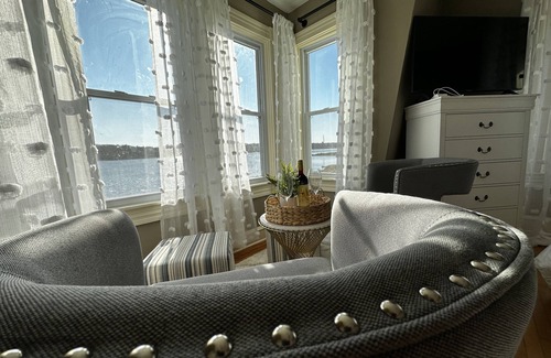 Somerset House | RiverView Retreat – Where Classic Charm Meets Coastal Comfort