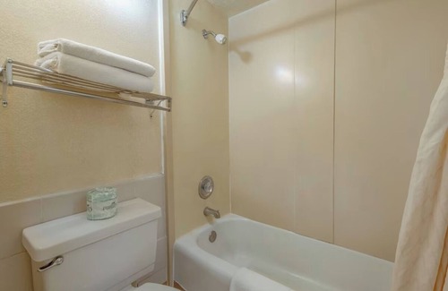 Allison Hotel | Road Trip Ready Room w/Free Parking & Easy Access to Interstate 40 Routes