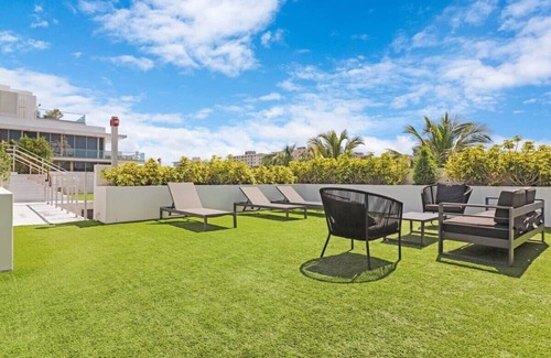 South Pointe House | Roami at 250 Collins | Rooftop Pool | 3 Bedroom