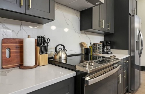Arts/Warehouse District House | Roami at The Lola | Group Friendly | 5 Bed Combo