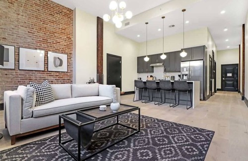 Arts/Warehouse District House | Roami at The Lola | Group Friendly | 5 Bed Combo