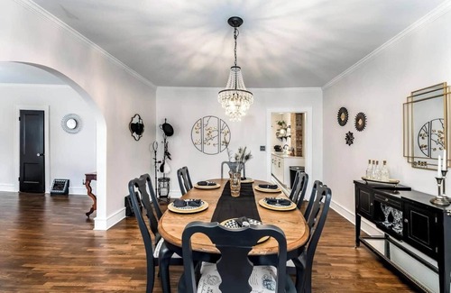 Wichita House | Roaring Riverside - Art Deco Luxe - 2 Kings!