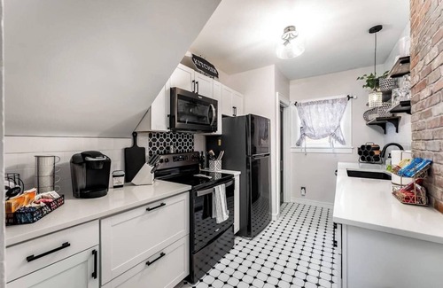 Wichita House | Roaring Riverside - Art Deco Luxe - 2 Kings!