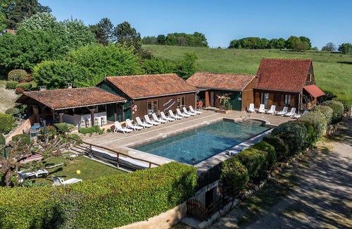 Saint-Avit-Senieur Ski Chalet | Robin, Gîte and shared swimming pool