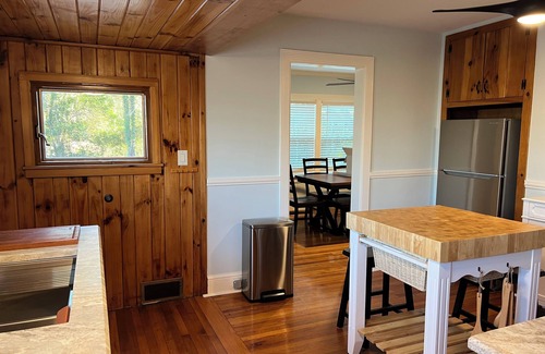 Landrum Cottage | Robin's House is a charming 2-bedroom cottage steps away from downtown Landrum.