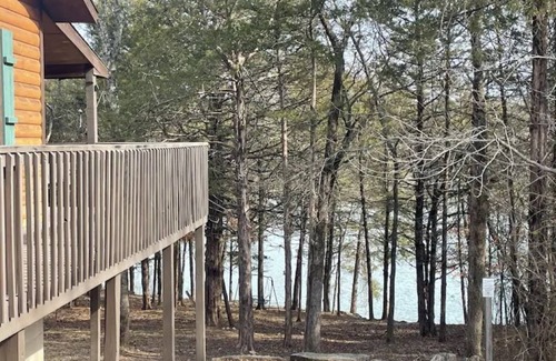 Eagle Rock Cabin | Robin's Nest-3 bedroom 2 bath waterfront cabin on Table Rock w/Wi-Fi & hot tub