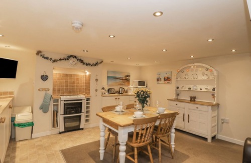 Whitby Apartment | ROBINS NEST, pet friendly, character holiday cottage in Whitby