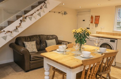 Whitby Apartment | ROBINS NEST, pet friendly, character holiday cottage in Whitby